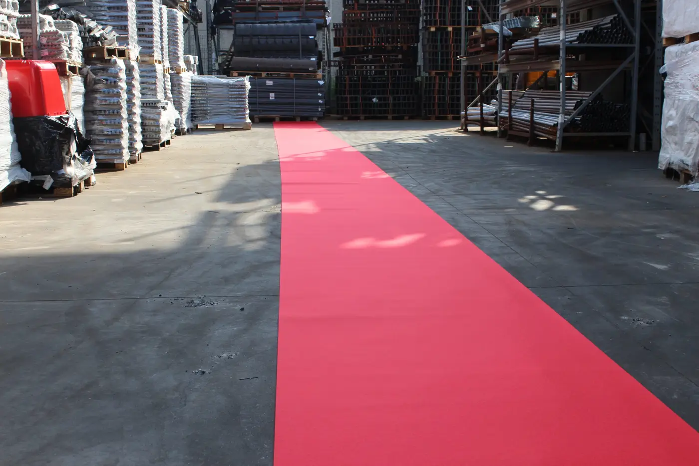 Tapis rouge déroulé pour événement de chantier - Smart Panneau